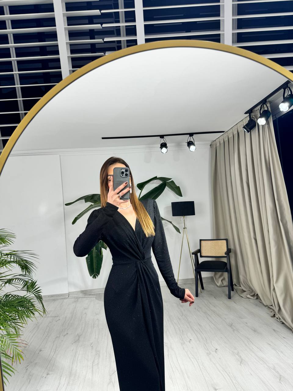 Siyah%20Kruvaze%20Yaka%20Bel%20Detaylı%20Vatkalı%20Işıltılı%20Elbise