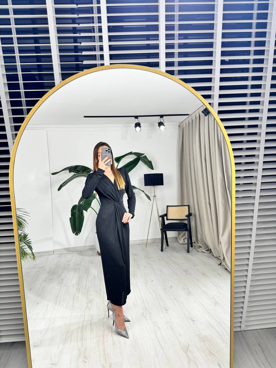 Siyah%20Kruvaze%20Yaka%20Bel%20Detaylı%20Vatkalı%20Işıltılı%20Elbise