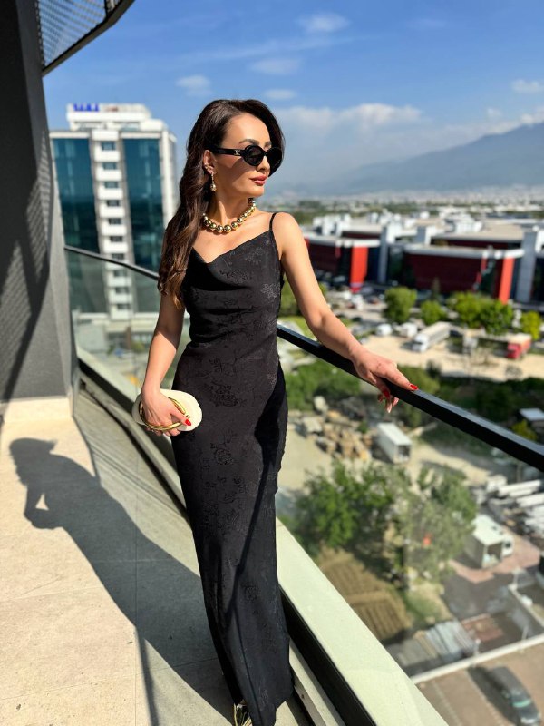 Siyah%20Degaje%20Yaka%20Jakarlı%20Pamuk%20Saten%20Elbise