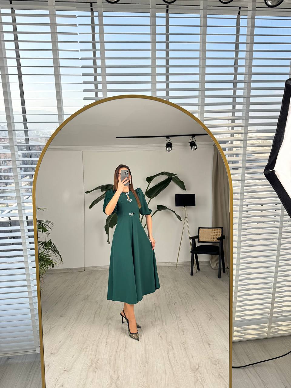 Zümrüt%20Yeşili%20Fiyonk%20Taşlı%20Broş%20Detaylı%20Krep%20Kumaş%20Midi%20Boy%20Elbise