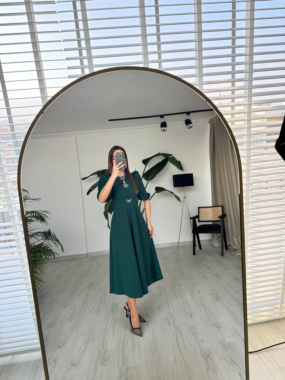 Zümrüt%20Yeşili%20Fiyonk%20Taşlı%20Broş%20Detaylı%20Krep%20Kumaş%20Midi%20Boy%20Elbise