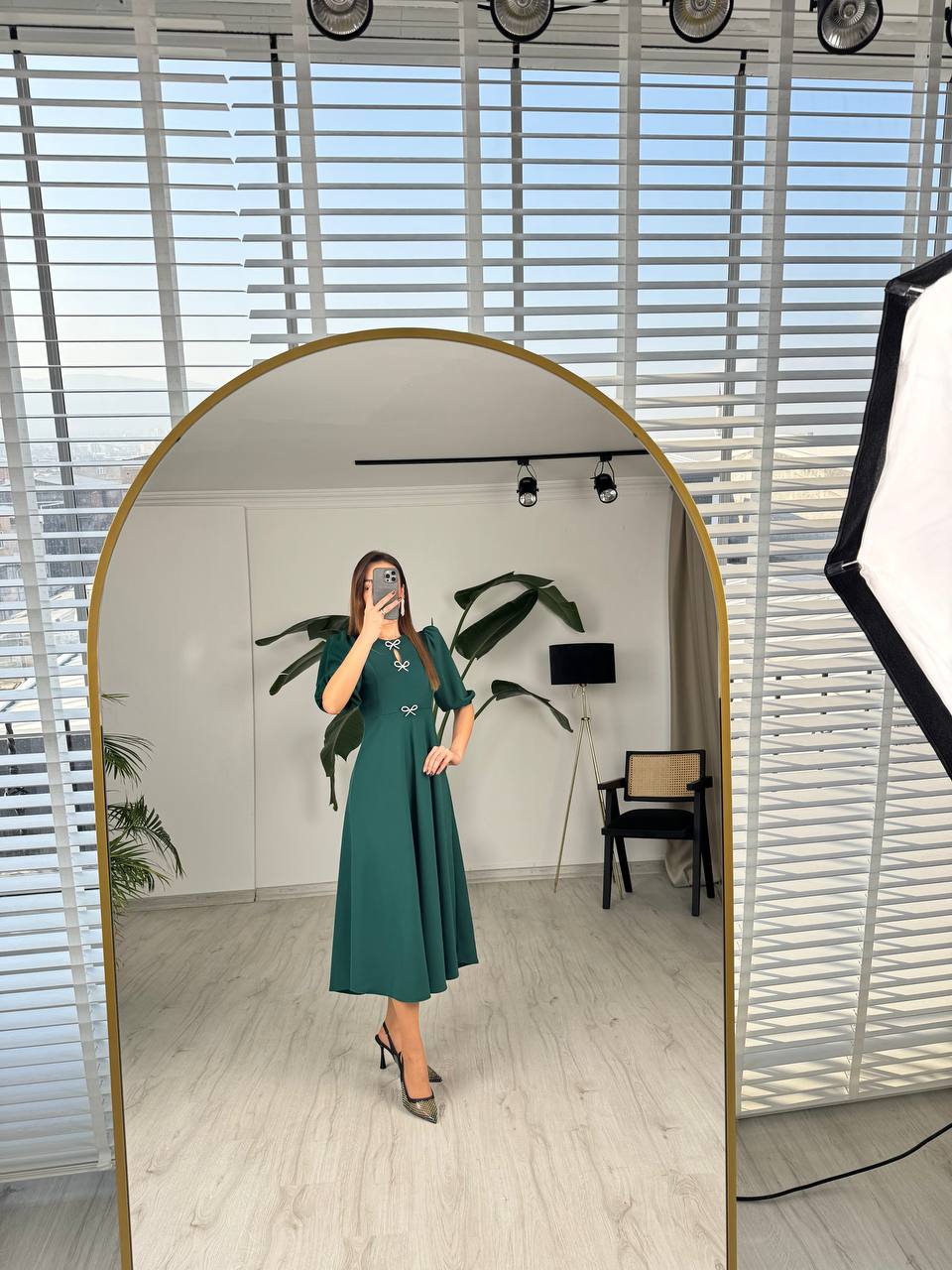 Zümrüt%20Yeşili%20Fiyonk%20Taşlı%20Broş%20Detaylı%20Krep%20Kumaş%20Midi%20Boy%20Elbise