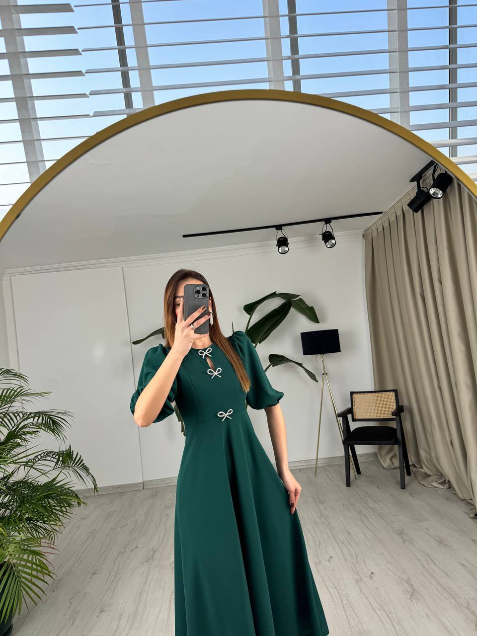 Zümrüt%20Yeşili%20Fiyonk%20Taşlı%20Broş%20Detaylı%20Krep%20Kumaş%20Midi%20Boy%20Elbise