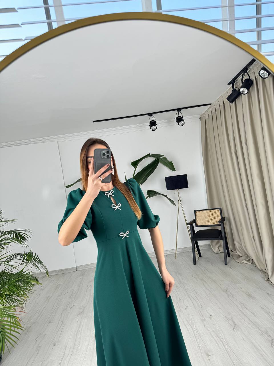 Zümrüt%20Yeşili%20Fiyonk%20Taşlı%20Broş%20Detaylı%20Krep%20Kumaş%20Midi%20Boy%20Elbise