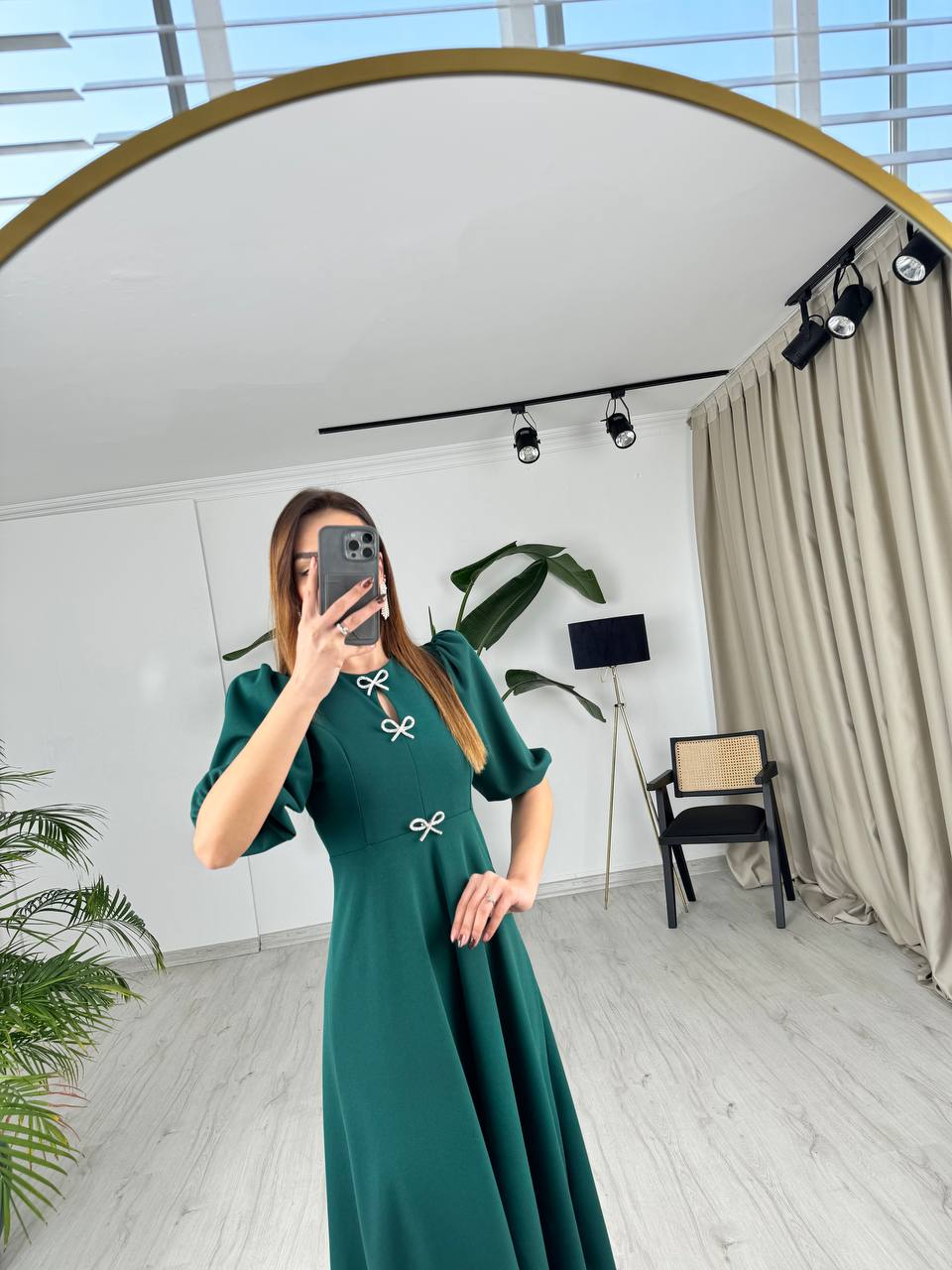 Zümrüt%20Yeşili%20Fiyonk%20Taşlı%20Broş%20Detaylı%20Krep%20Kumaş%20Midi%20Boy%20Elbise