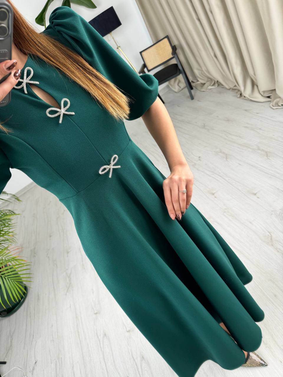 Zümrüt%20Yeşili%20Fiyonk%20Taşlı%20Broş%20Detaylı%20Krep%20Kumaş%20Midi%20Boy%20Elbise