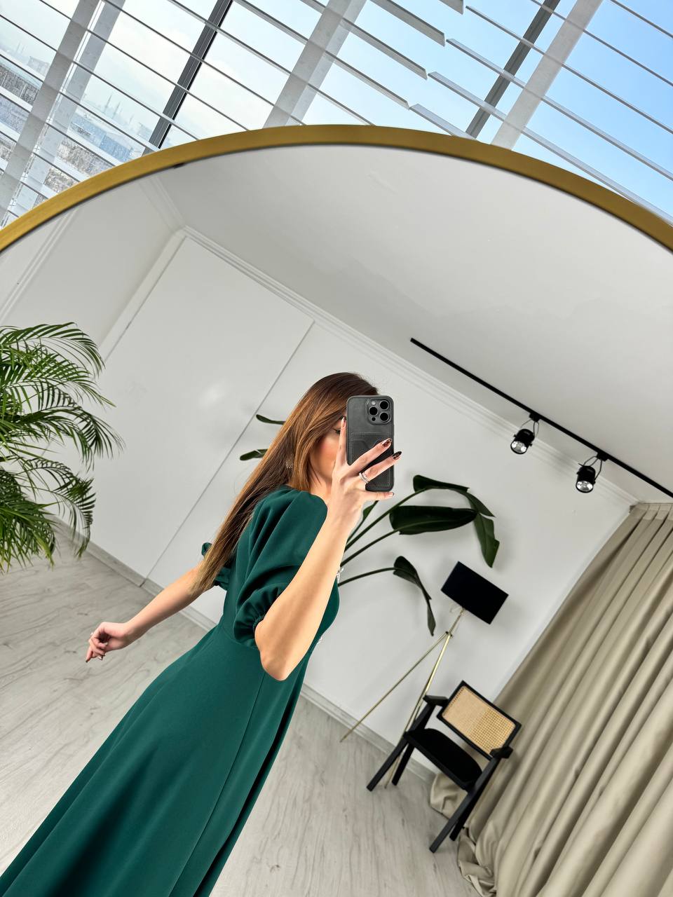 Zümrüt%20Yeşili%20Fiyonk%20Taşlı%20Broş%20Detaylı%20Krep%20Kumaş%20Midi%20Boy%20Elbise