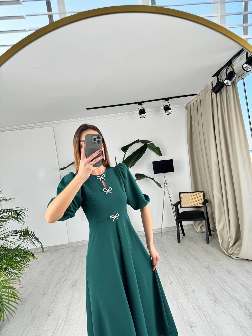 Zümrüt%20Yeşili%20Fiyonk%20Taşlı%20Broş%20Detaylı%20Krep%20Kumaş%20Midi%20Boy%20Elbise