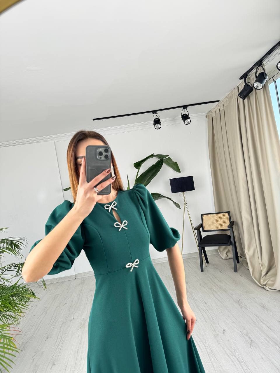 Zümrüt%20Yeşili%20Fiyonk%20Taşlı%20Broş%20Detaylı%20Krep%20Kumaş%20Midi%20Boy%20Elbise