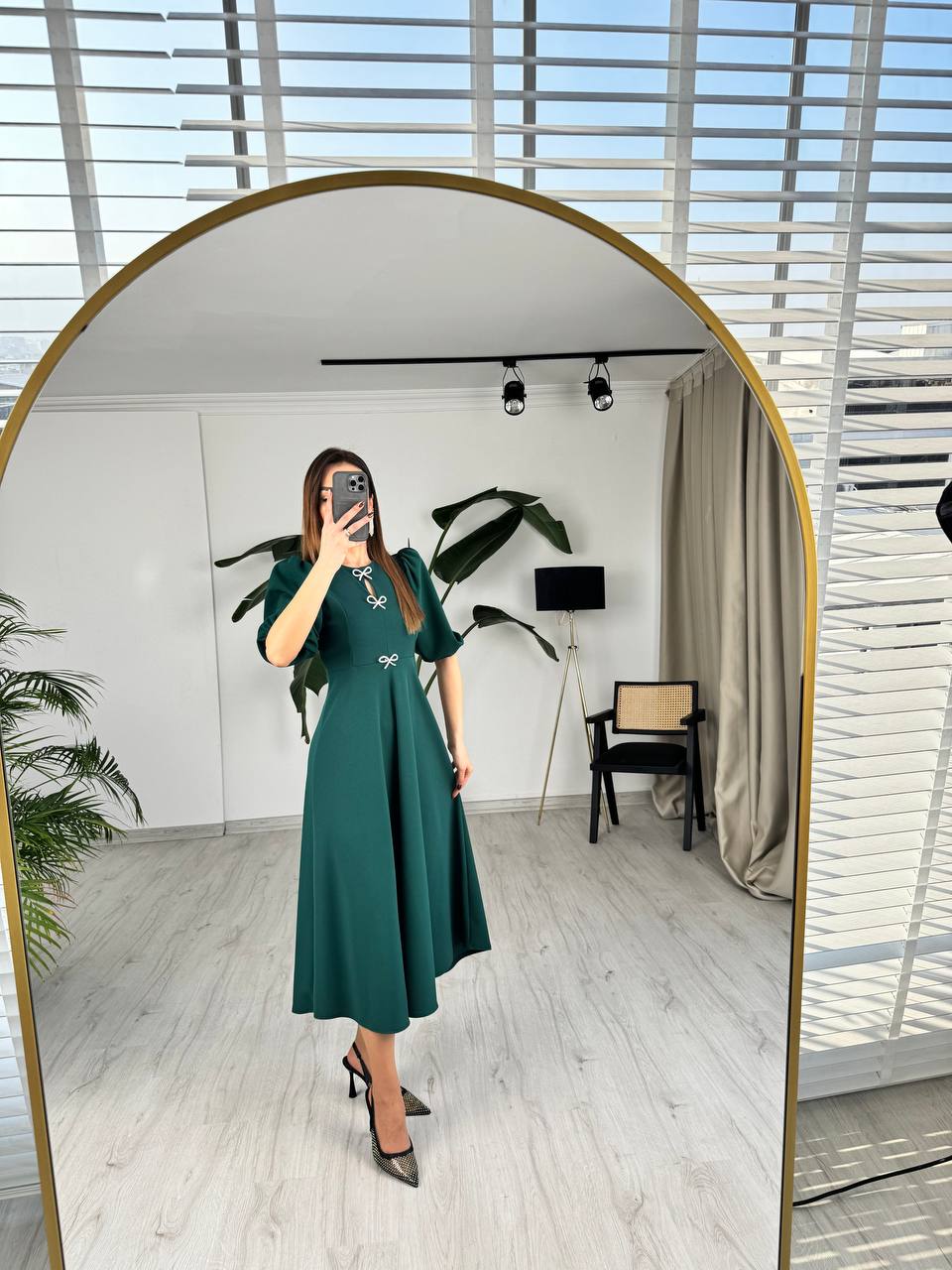 Zümrüt%20Yeşili%20Fiyonk%20Taşlı%20Broş%20Detaylı%20Krep%20Kumaş%20Midi%20Boy%20Elbise