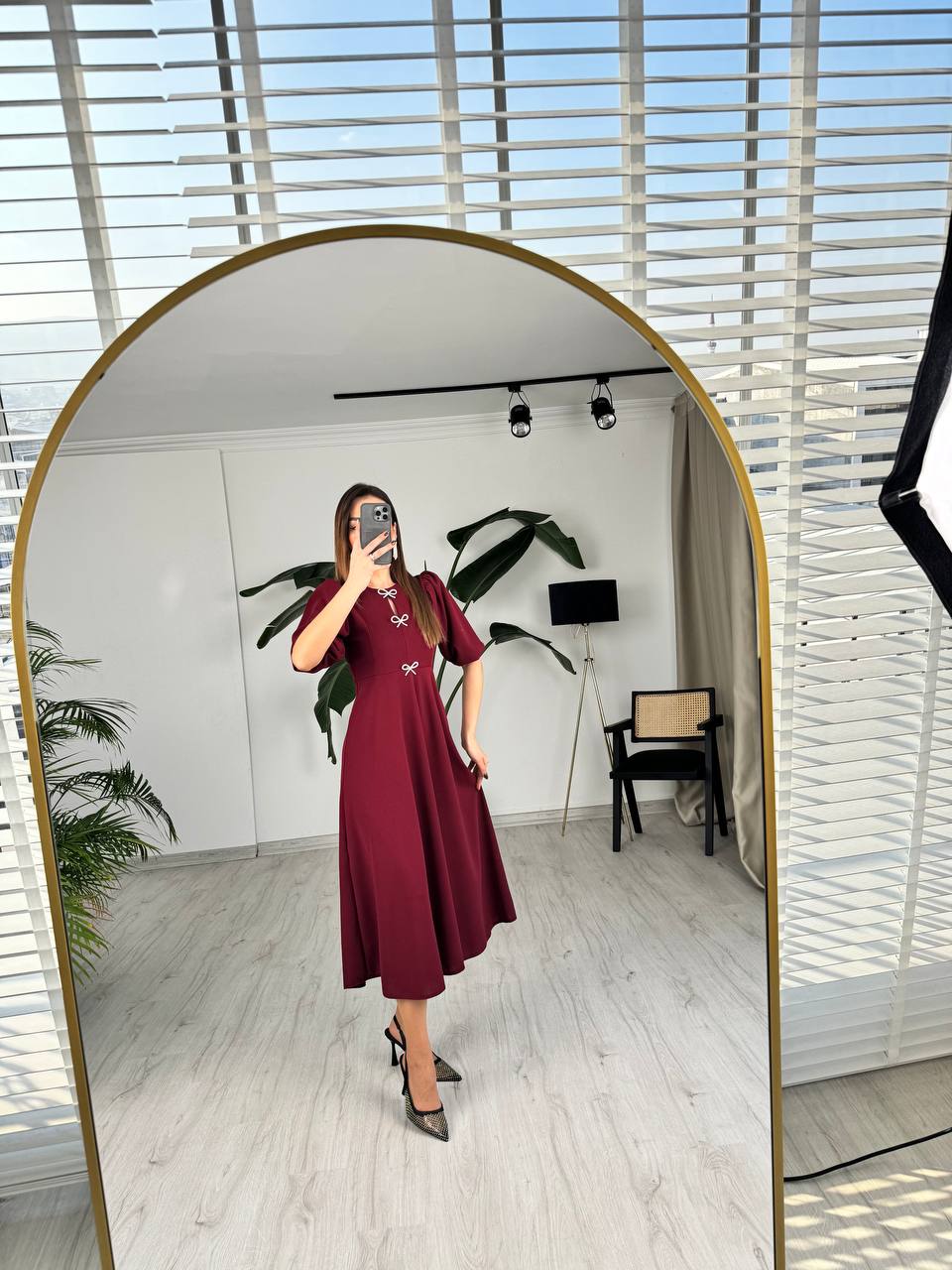 Bordo%20Fiyonk%20Taşlı%20Broş%20Detaylı%20Krep%20Kumaş%20Midi%20Boy%20Elbise