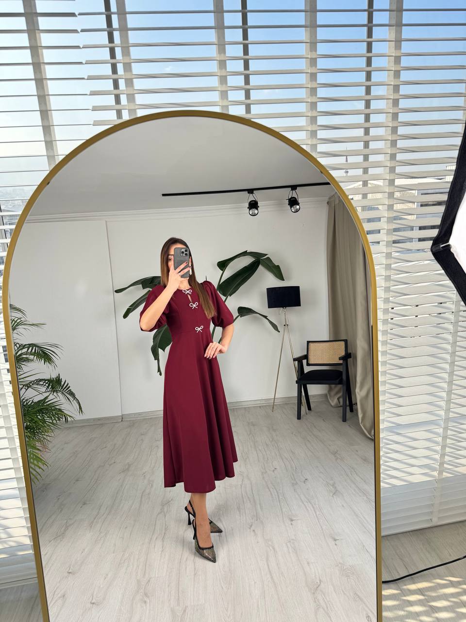Bordo%20Fiyonk%20Taşlı%20Broş%20Detaylı%20Krep%20Kumaş%20Midi%20Boy%20Elbise