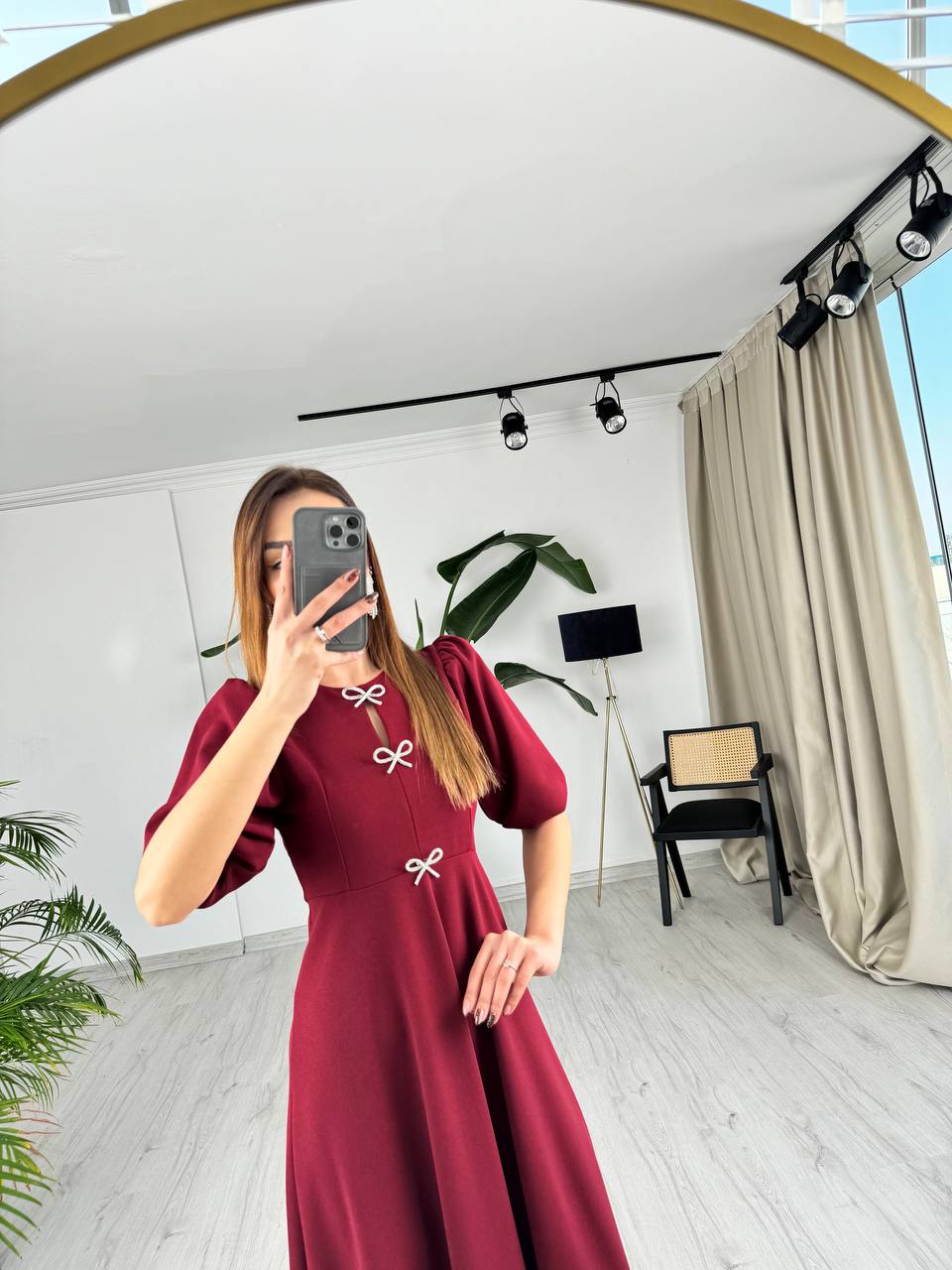 Bordo%20Fiyonk%20Taşlı%20Broş%20Detaylı%20Krep%20Kumaş%20Midi%20Boy%20Elbise