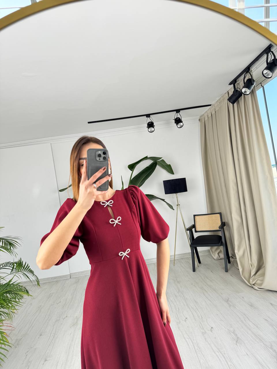 Bordo%20Fiyonk%20Taşlı%20Broş%20Detaylı%20Krep%20Kumaş%20Midi%20Boy%20Elbise