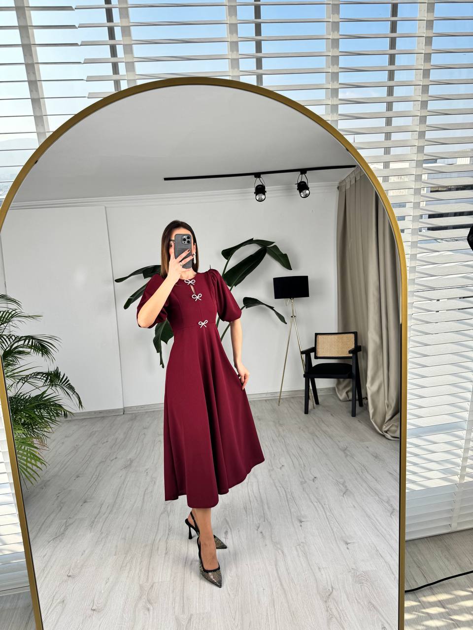 Bordo%20Fiyonk%20Taşlı%20Broş%20Detaylı%20Krep%20Kumaş%20Midi%20Boy%20Elbise