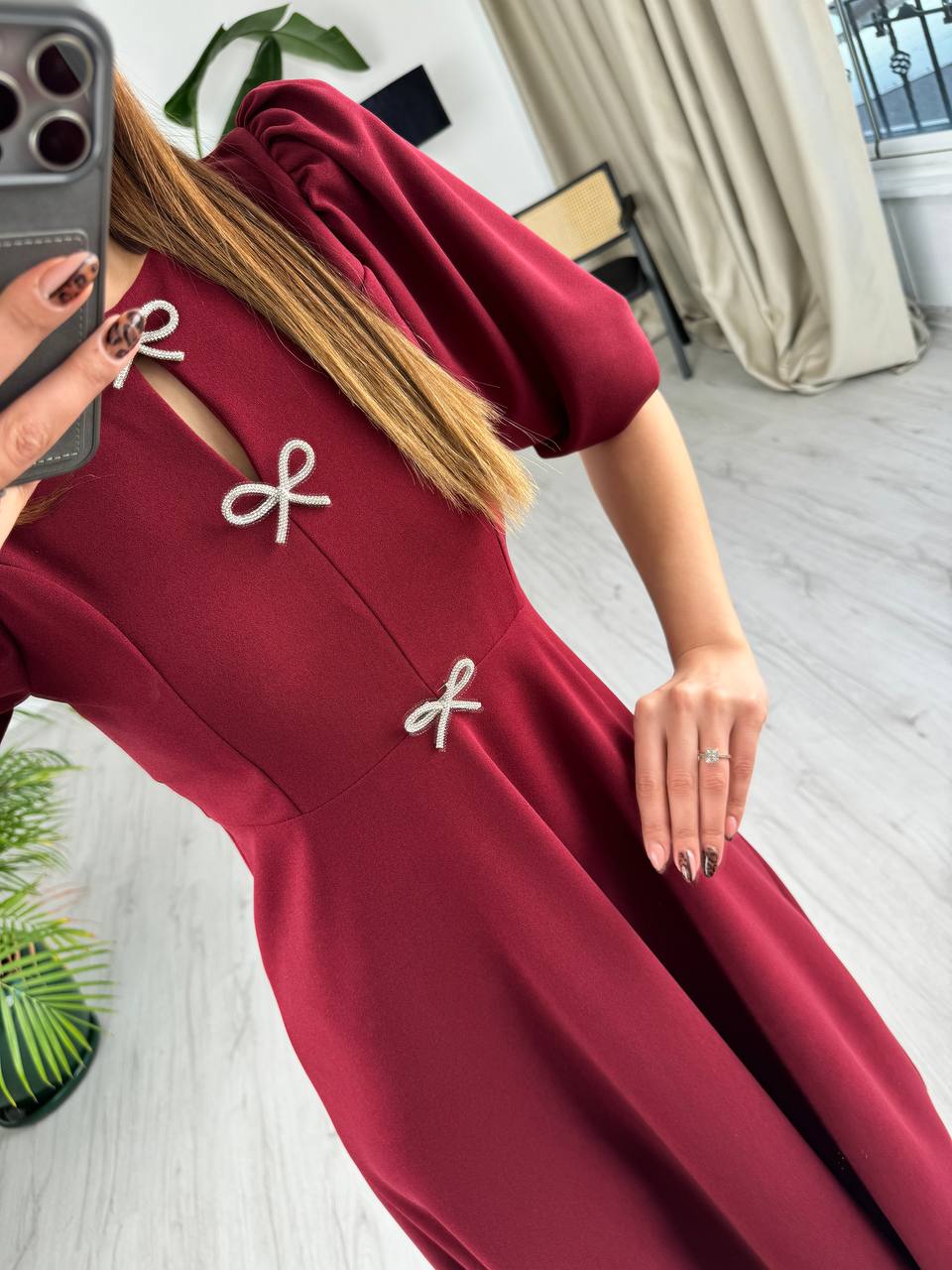 Bordo%20Fiyonk%20Taşlı%20Broş%20Detaylı%20Krep%20Kumaş%20Midi%20Boy%20Elbise