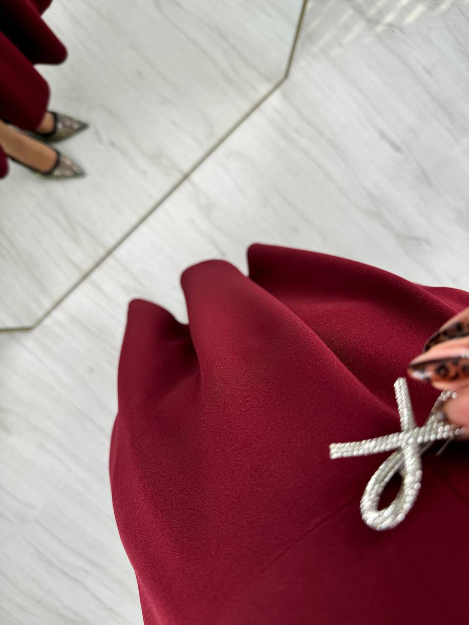 Bordo%20Fiyonk%20Taşlı%20Broş%20Detaylı%20Krep%20Kumaş%20Midi%20Boy%20Elbise