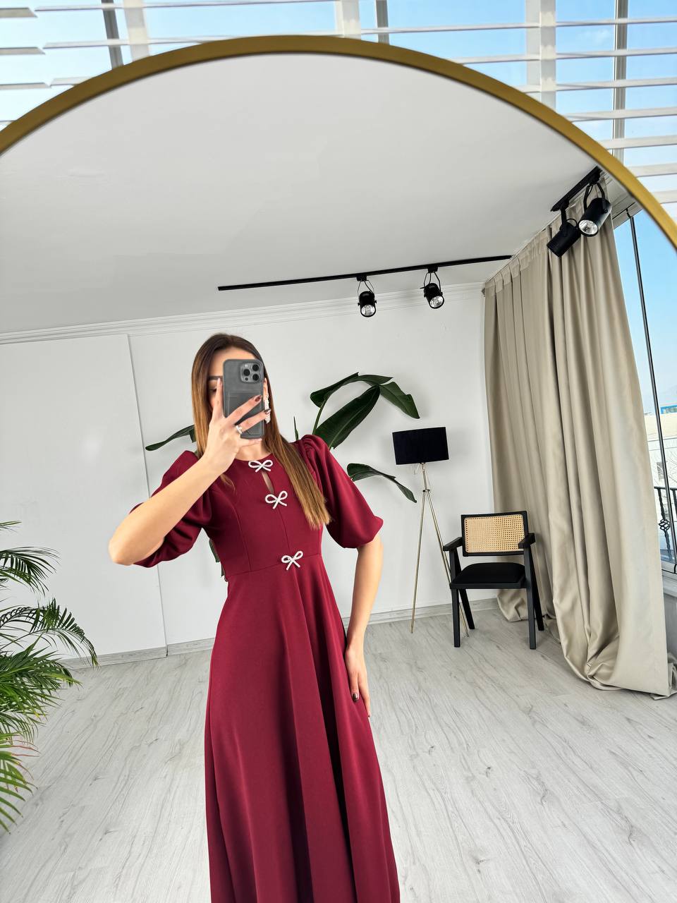 Bordo%20Fiyonk%20Taşlı%20Broş%20Detaylı%20Krep%20Kumaş%20Midi%20Boy%20Elbise