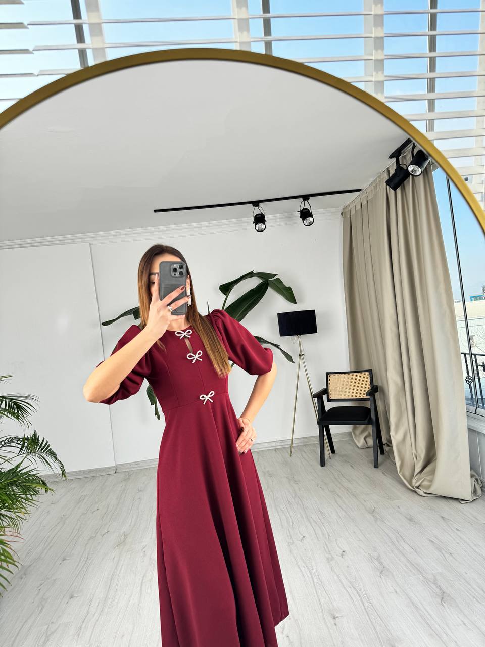 Bordo%20Fiyonk%20Taşlı%20Broş%20Detaylı%20Krep%20Kumaş%20Midi%20Boy%20Elbise