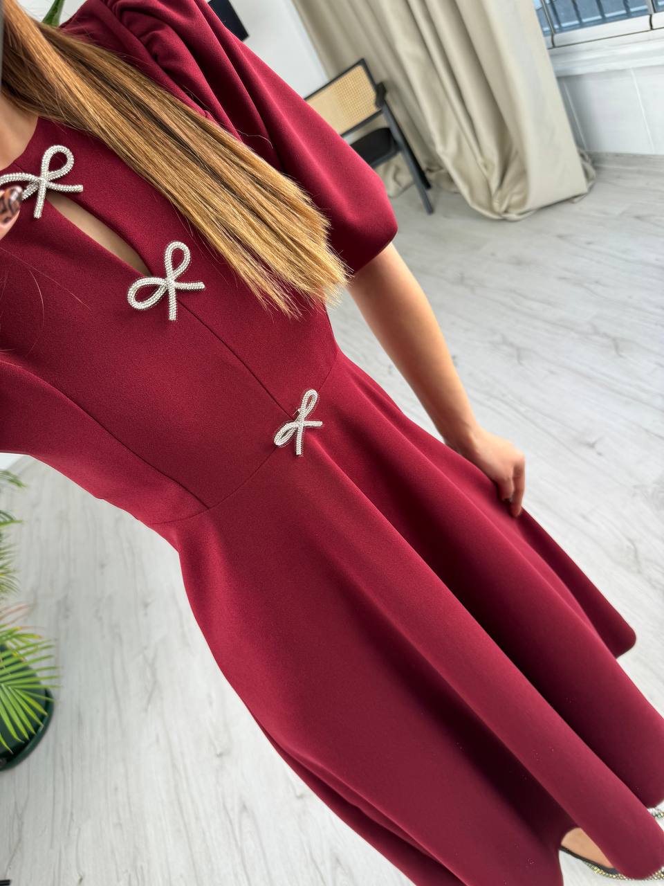 Bordo%20Fiyonk%20Taşlı%20Broş%20Detaylı%20Krep%20Kumaş%20Midi%20Boy%20Elbise