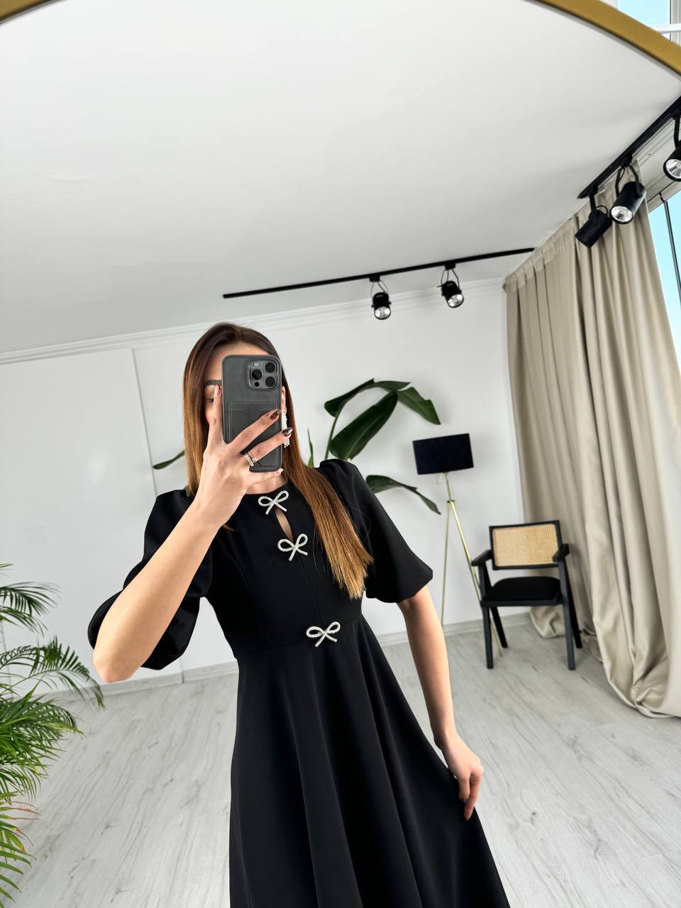 Siyah%20Fiyonk%20Taşlı%20Broş%20Detaylı%20Krep%20Kumaş%20Midi%20Boy%20Elbise
