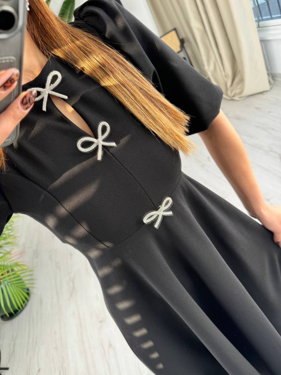 Siyah%20Fiyonk%20Taşlı%20Broş%20Detaylı%20Krep%20Kumaş%20Midi%20Boy%20Elbise
