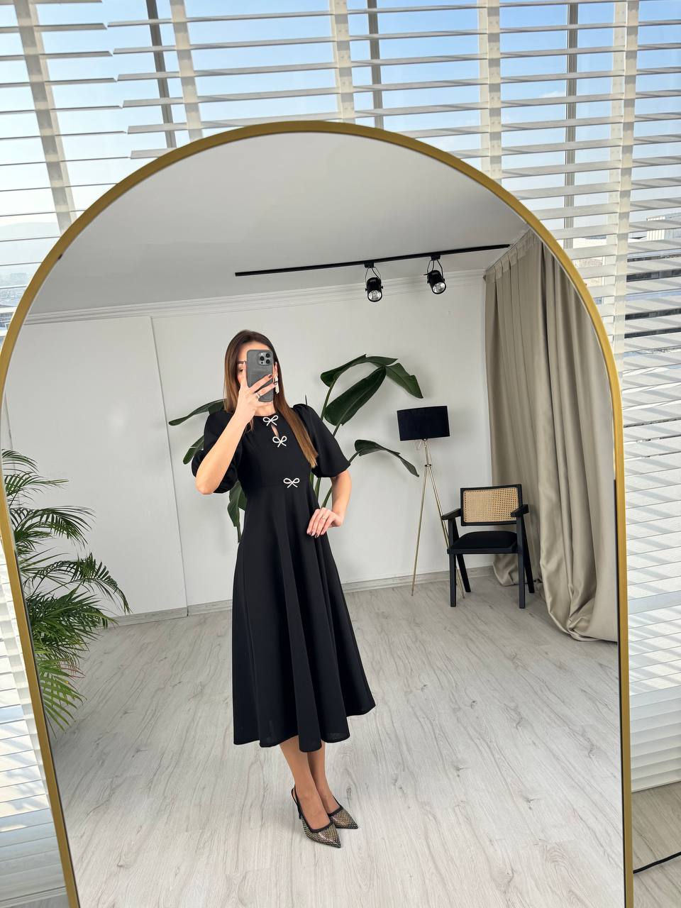 Siyah%20Fiyonk%20Taşlı%20Broş%20Detaylı%20Krep%20Kumaş%20Midi%20Boy%20Elbise