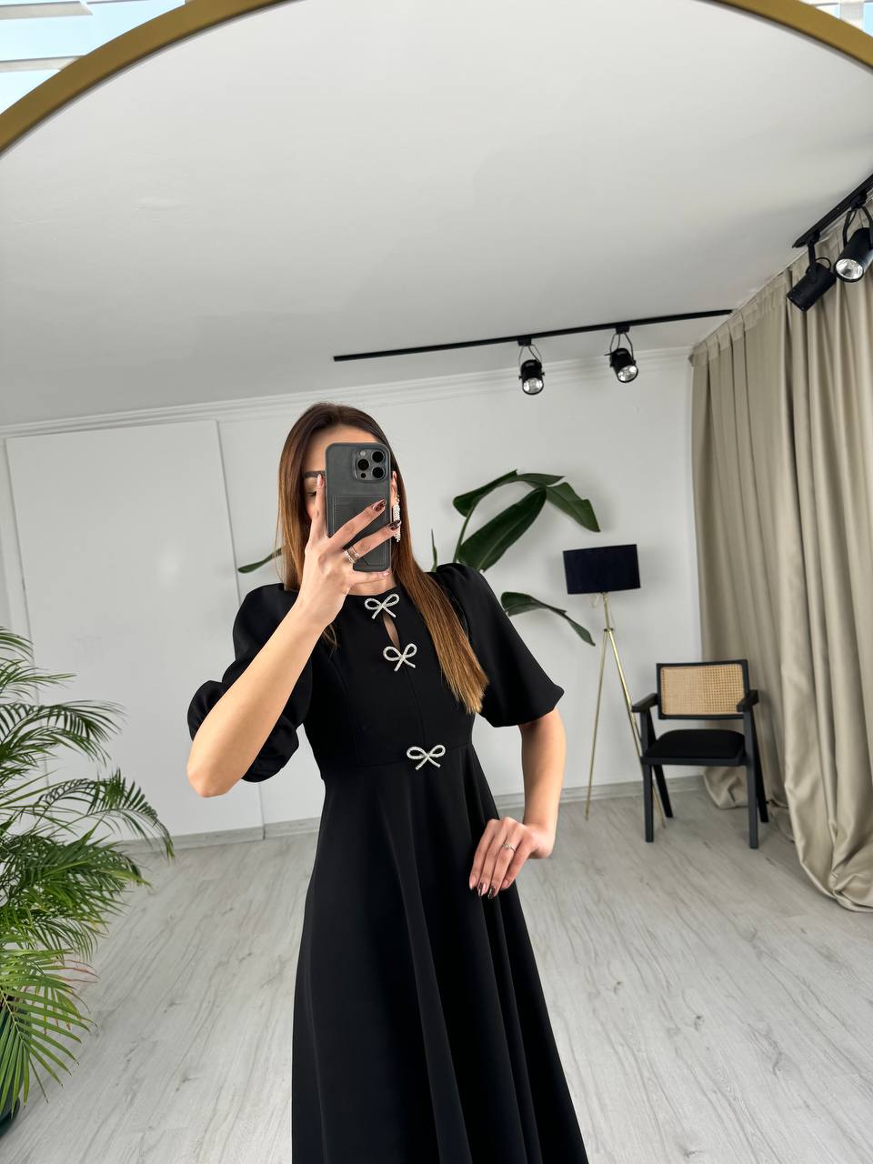 Siyah%20Fiyonk%20Taşlı%20Broş%20Detaylı%20Krep%20Kumaş%20Midi%20Boy%20Elbise