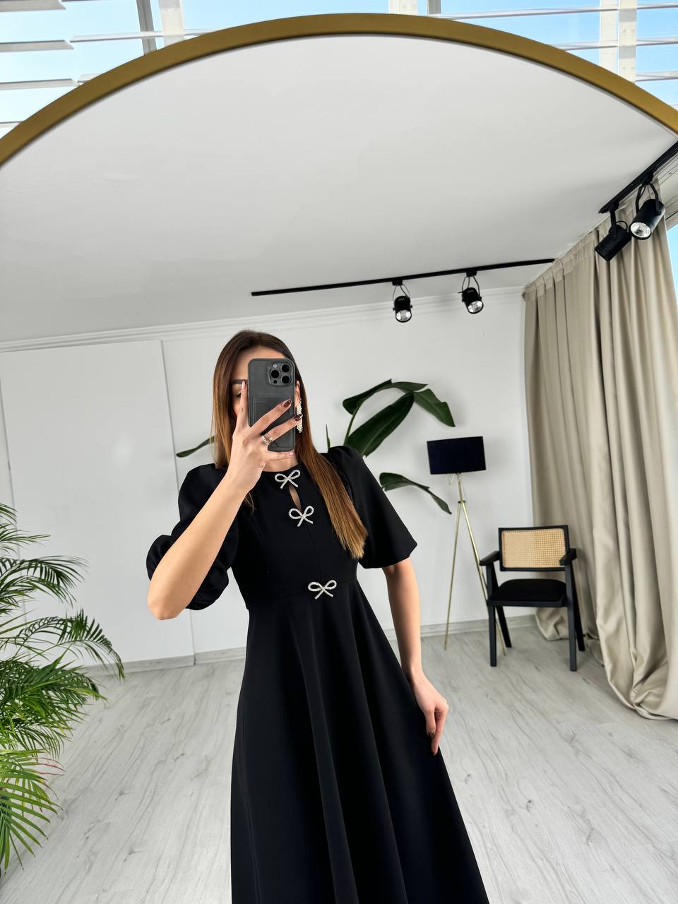 Siyah%20Fiyonk%20Taşlı%20Broş%20Detaylı%20Krep%20Kumaş%20Midi%20Boy%20Elbise