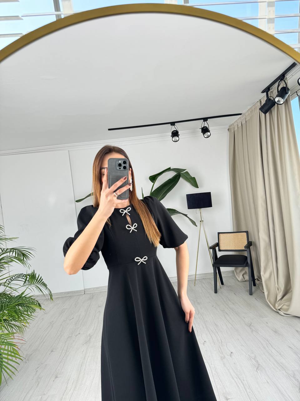 Siyah%20Fiyonk%20Taşlı%20Broş%20Detaylı%20Krep%20Kumaş%20Midi%20Boy%20Elbise