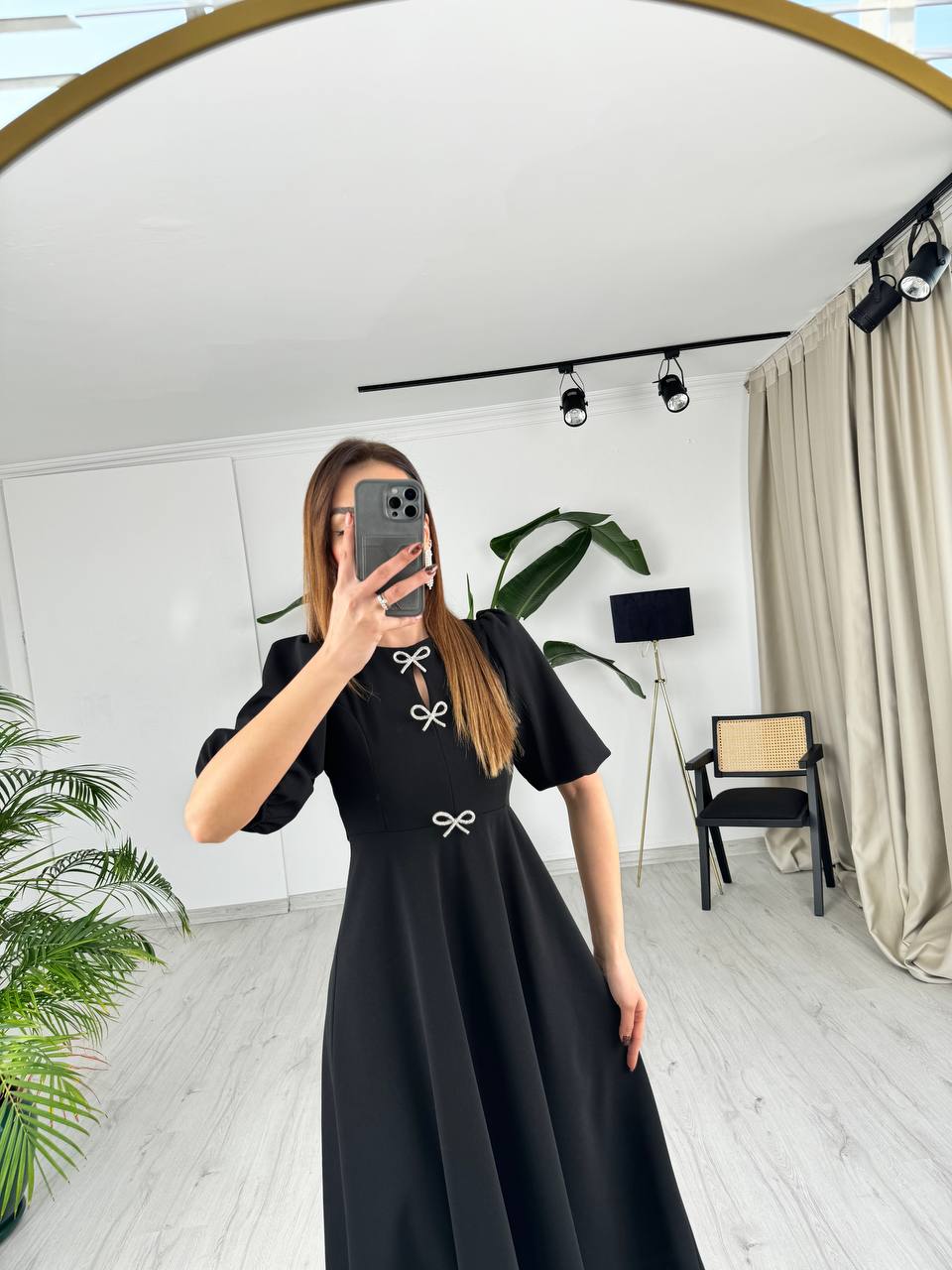 Siyah%20Fiyonk%20Taşlı%20Broş%20Detaylı%20Krep%20Kumaş%20Midi%20Boy%20Elbise