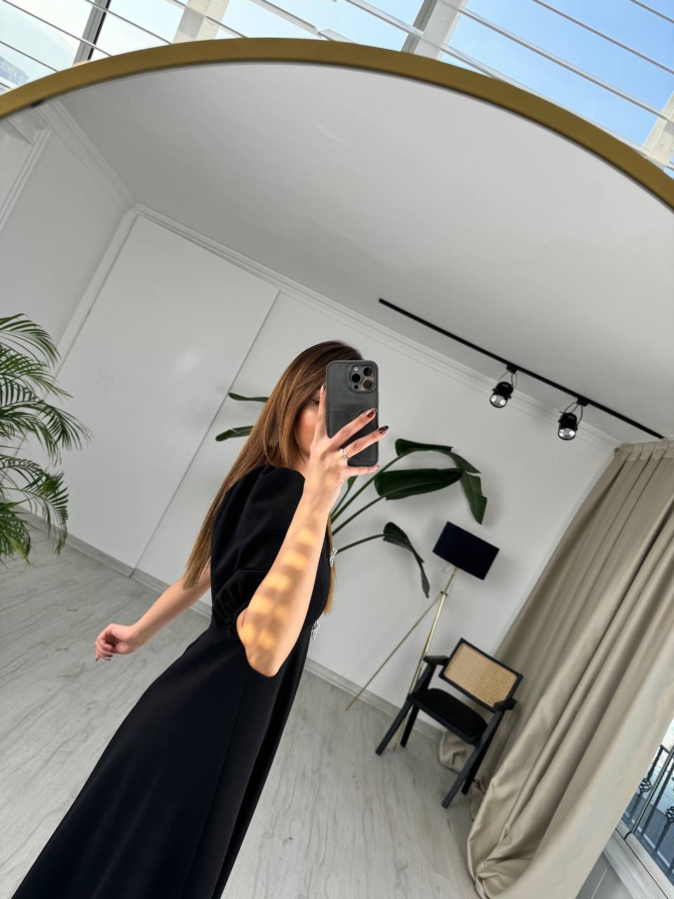 Siyah%20Fiyonk%20Taşlı%20Broş%20Detaylı%20Krep%20Kumaş%20Midi%20Boy%20Elbise