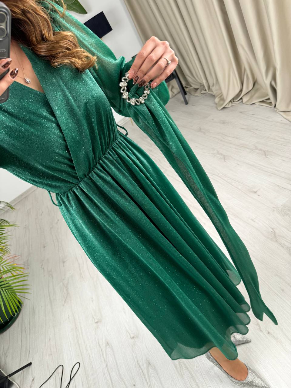 Zümrüt%20Yeşili%20Kuşaklı%20Parıltılı%20Kumaş%20Astarlı%20Midi%20Boy%20Elbise