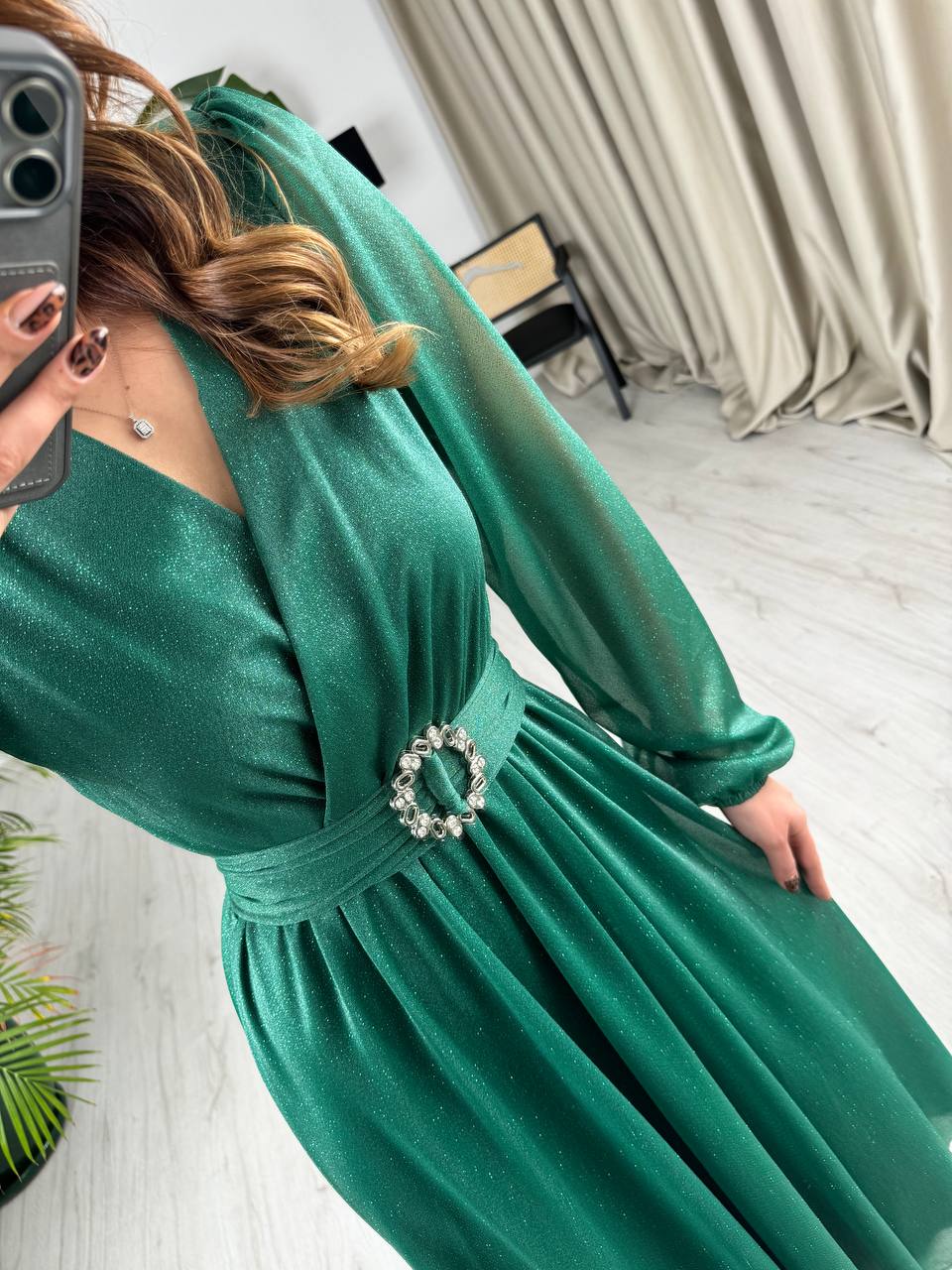 Zümrüt%20Yeşili%20Kuşaklı%20Parıltılı%20Kumaş%20Astarlı%20Midi%20Boy%20Elbise