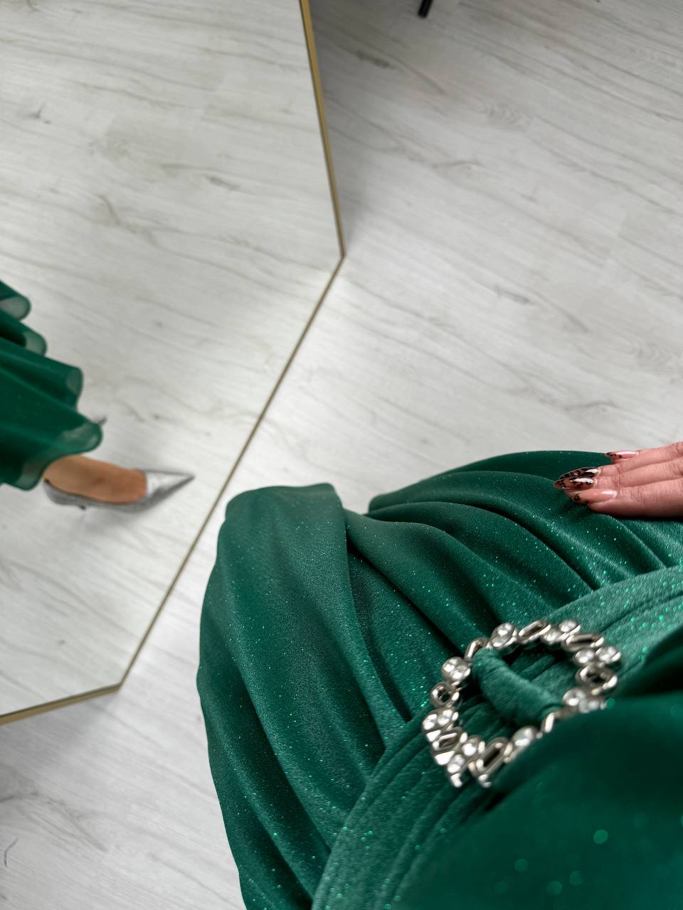 Zümrüt%20Yeşili%20Kuşaklı%20Parıltılı%20Kumaş%20Astarlı%20Midi%20Boy%20Elbise