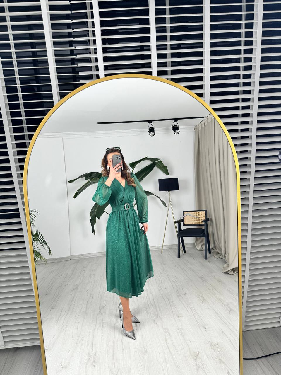 Zümrüt%20Yeşili%20Kuşaklı%20Parıltılı%20Kumaş%20Astarlı%20Midi%20Boy%20Elbise