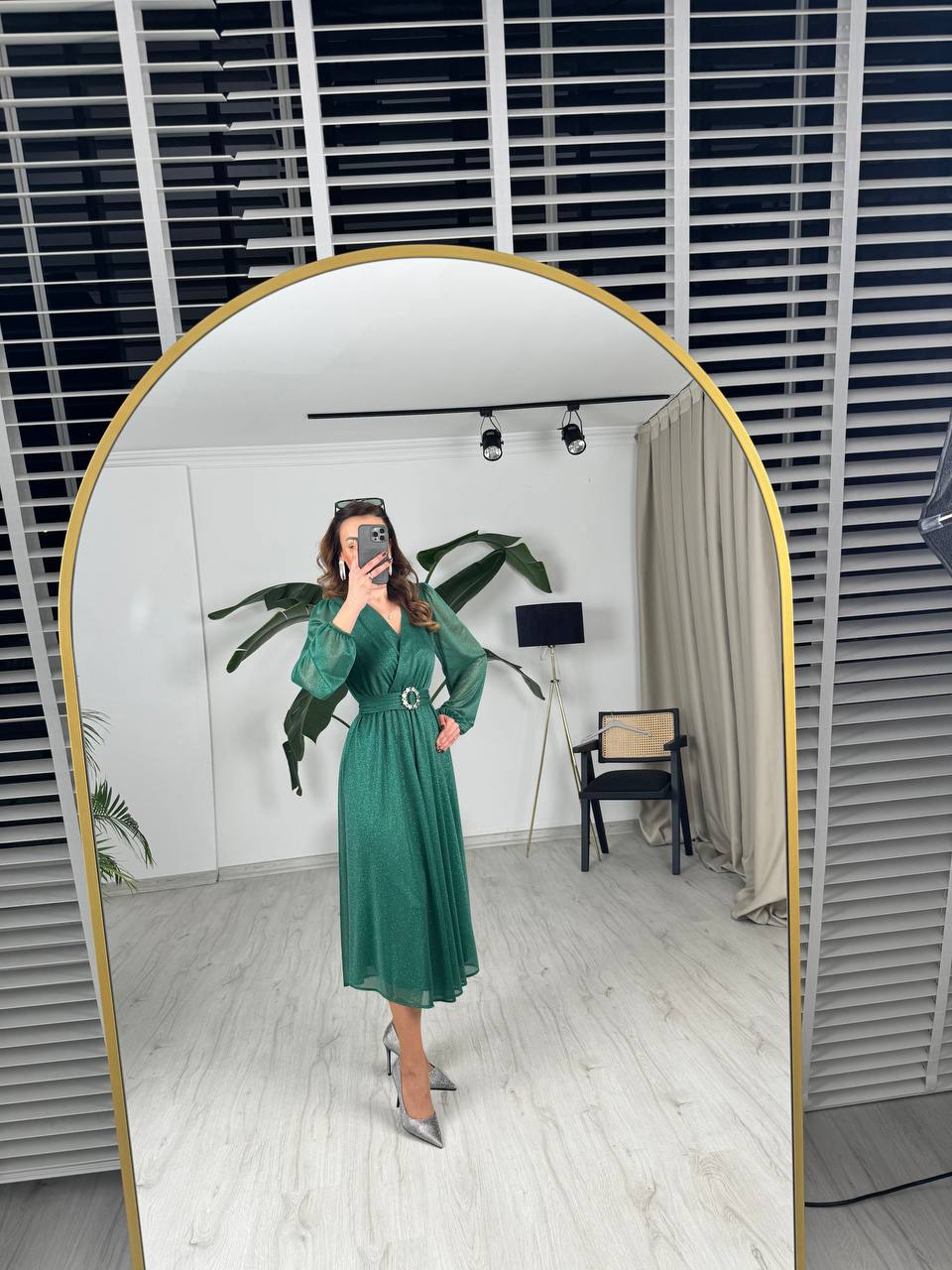 Zümrüt%20Yeşili%20Kuşaklı%20Parıltılı%20Kumaş%20Astarlı%20Midi%20Boy%20Elbise