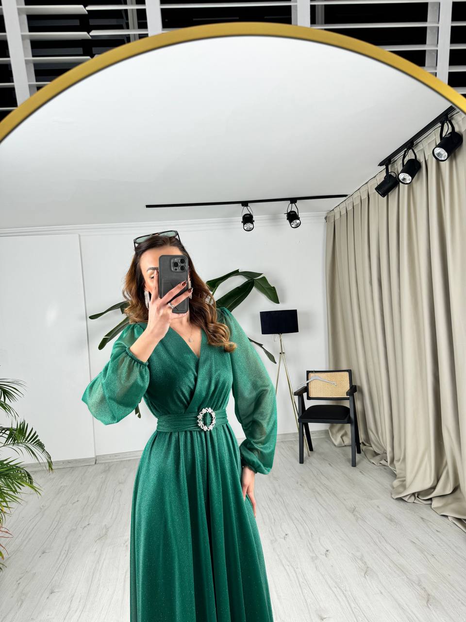 Zümrüt%20Yeşili%20Kuşaklı%20Parıltılı%20Kumaş%20Astarlı%20Midi%20Boy%20Elbise