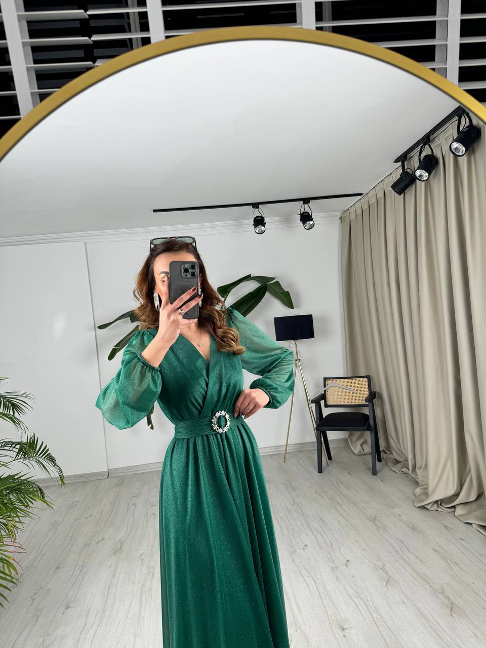 Zümrüt%20Yeşili%20Kuşaklı%20Parıltılı%20Kumaş%20Astarlı%20Midi%20Boy%20Elbise