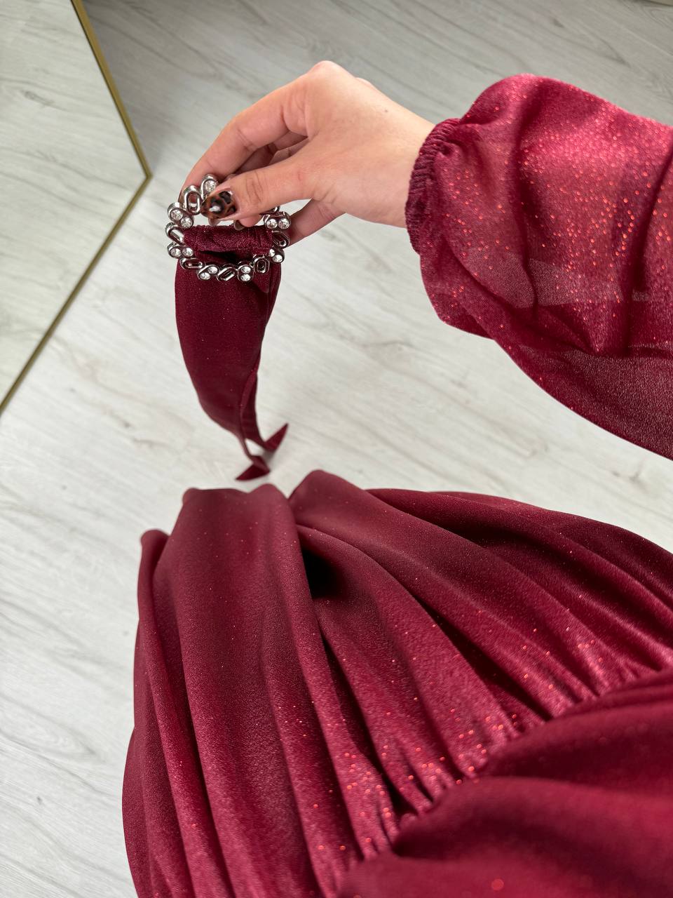 Bordo%20Kuşaklı%20Parıltılı%20Kumaş%20Astarlı%20Midi%20Boy%20Elbise