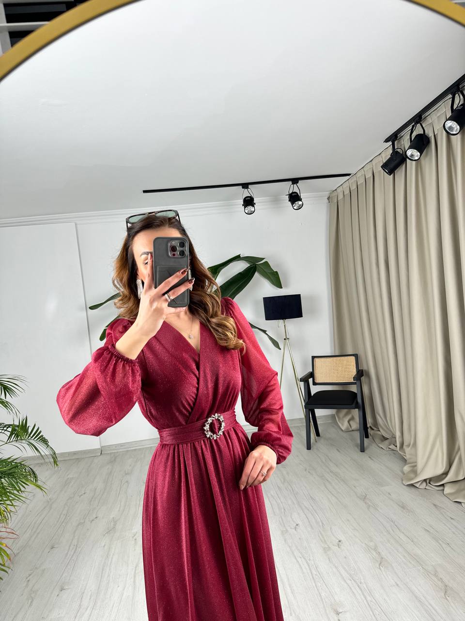 Bordo%20Kuşaklı%20Parıltılı%20Kumaş%20Astarlı%20Midi%20Boy%20Elbise