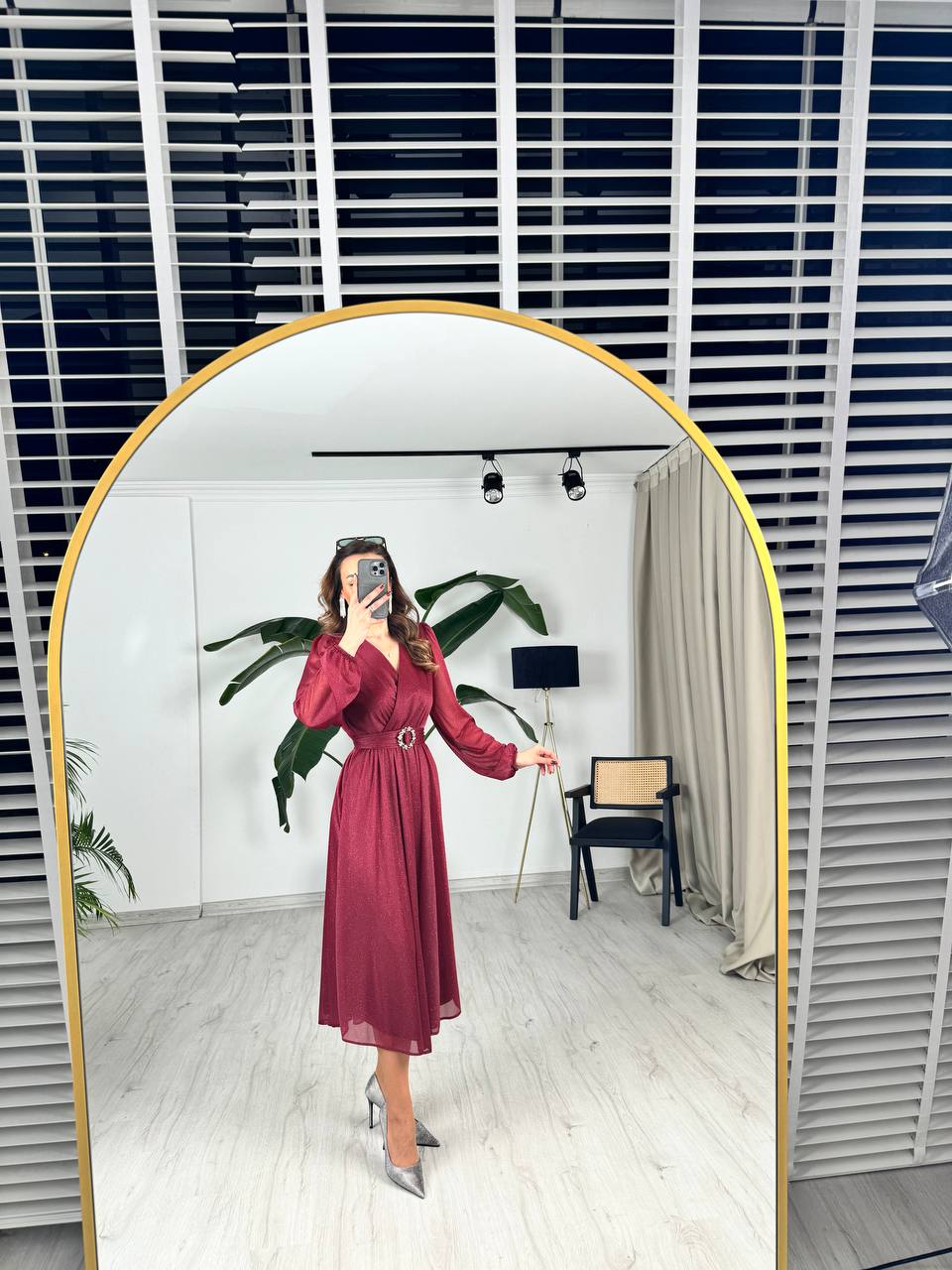 Bordo%20Kuşaklı%20Parıltılı%20Kumaş%20Astarlı%20Midi%20Boy%20Elbise