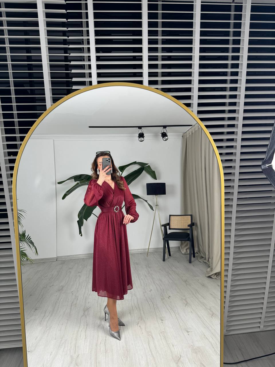 Bordo%20Kuşaklı%20Parıltılı%20Kumaş%20Astarlı%20Midi%20Boy%20Elbise