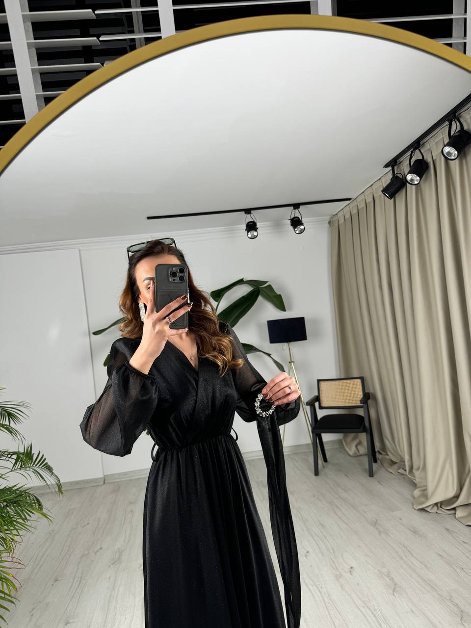 Siyah%20Kuşaklı%20Parıltılı%20Kumaş%20Astarlı%20Midi%20Boy%20Elbise