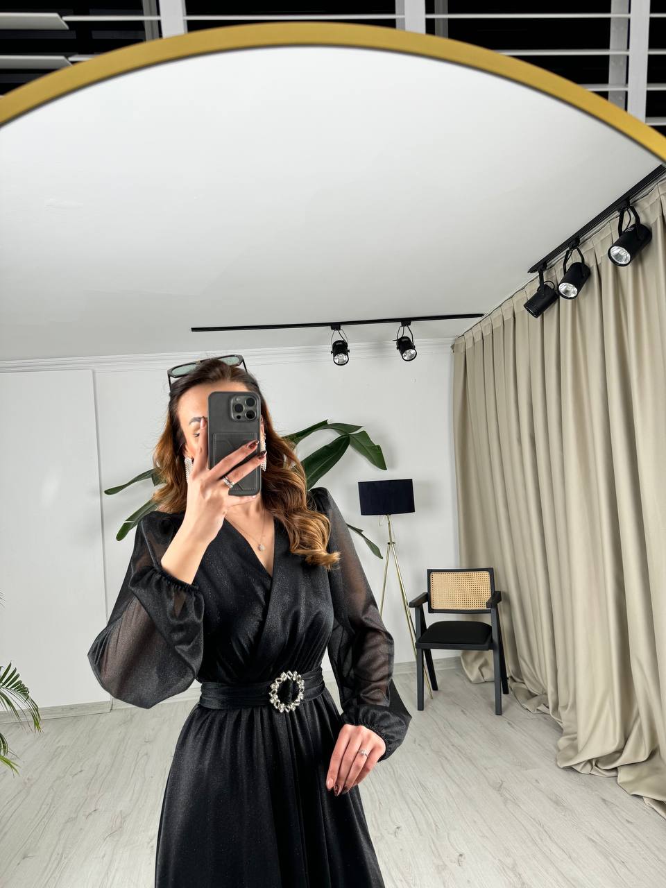 Siyah%20Kuşaklı%20Parıltılı%20Kumaş%20Astarlı%20Midi%20Boy%20Elbise