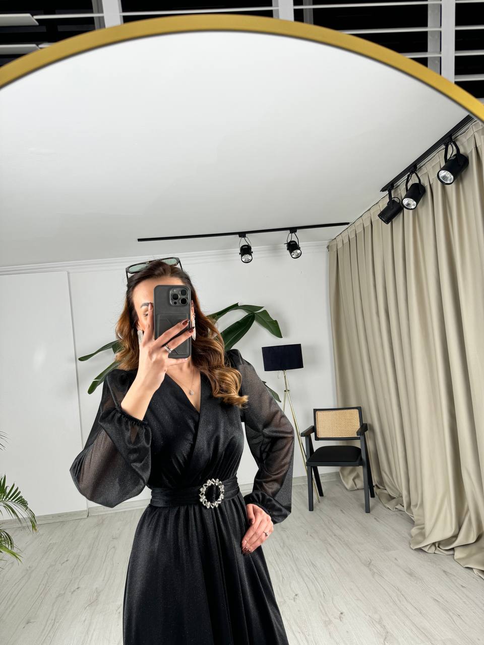 Siyah%20Kuşaklı%20Parıltılı%20Kumaş%20Astarlı%20Midi%20Boy%20Elbise