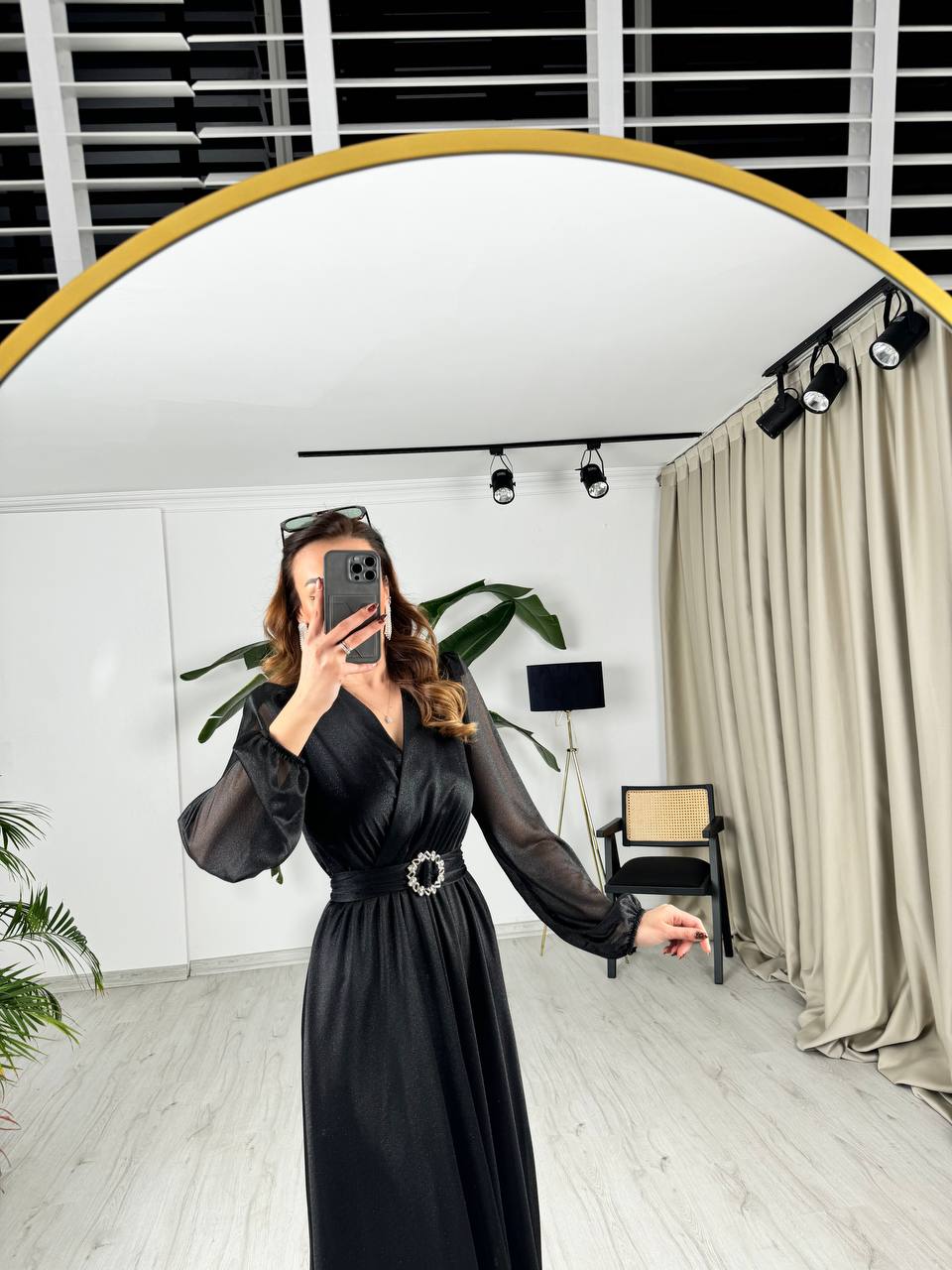 Siyah%20Kuşaklı%20Parıltılı%20Kumaş%20Astarlı%20Midi%20Boy%20Elbise