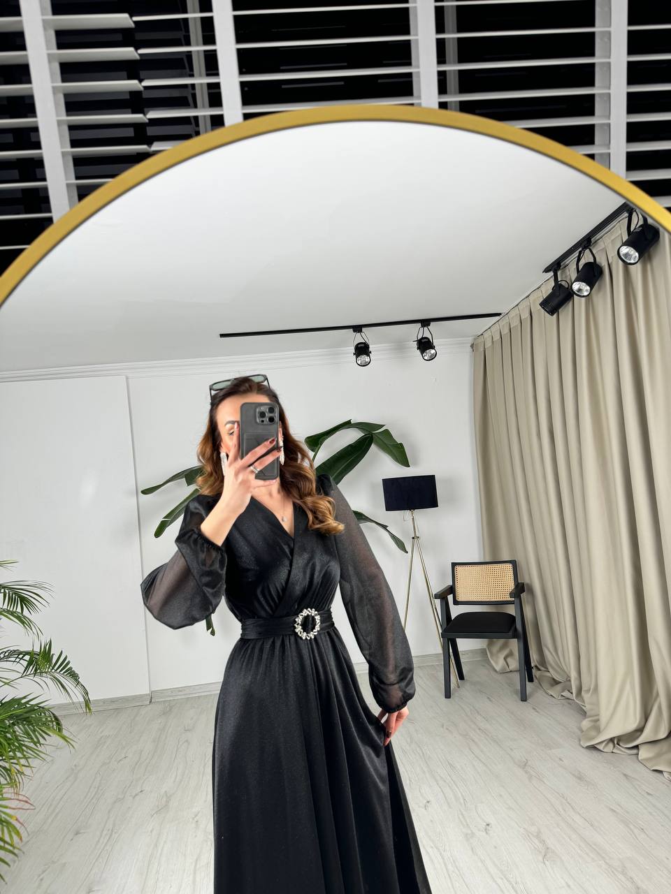 Siyah%20Kuşaklı%20Parıltılı%20Kumaş%20Astarlı%20Midi%20Boy%20Elbise
