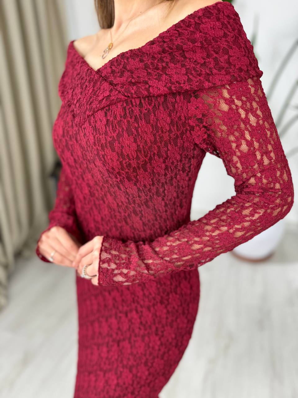Bordo%20Madonna%20Yaka%20Astarlı%20Likralı%20Lüks%20Dantel%20Elbise