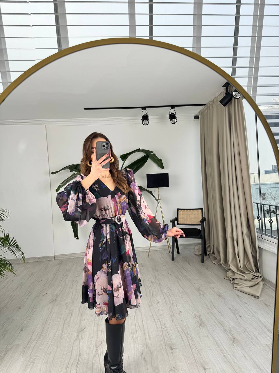 Siyah%20Zemin%20Renkli%20Geçişli%20Kuşaklı%20Etekleri%20V%20Kesim%20Astarlı%20Şifon%20Elbise